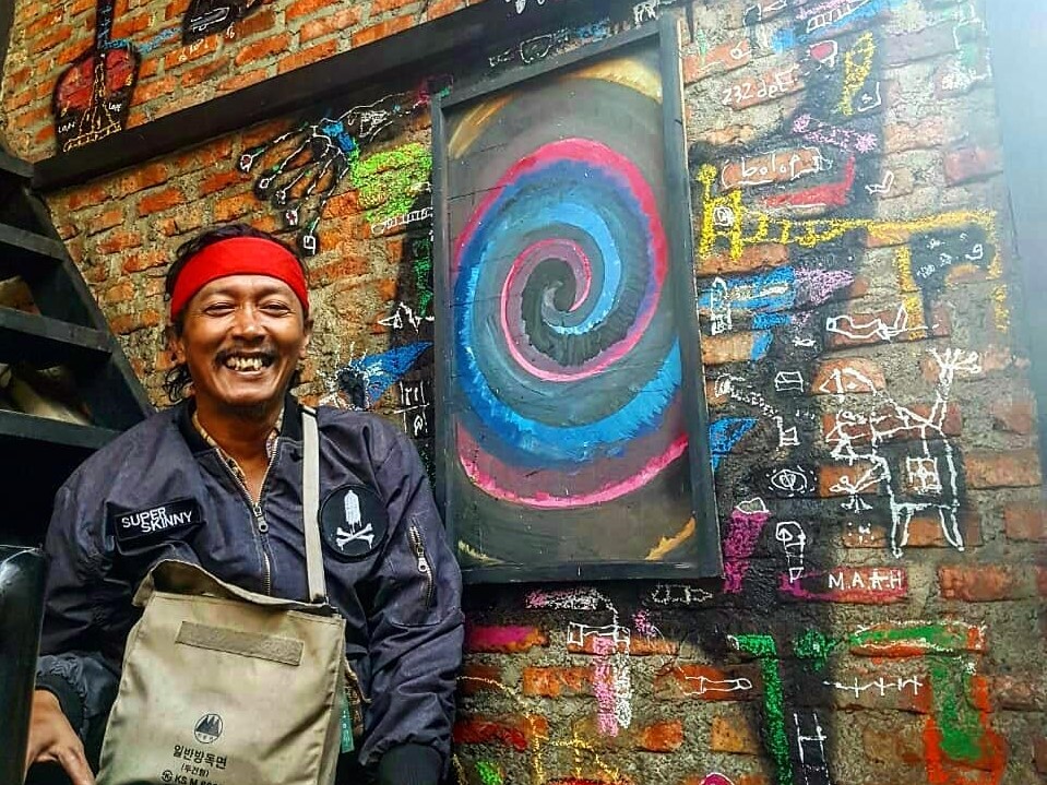 Edi berfoto dengan salah satu lukisannya